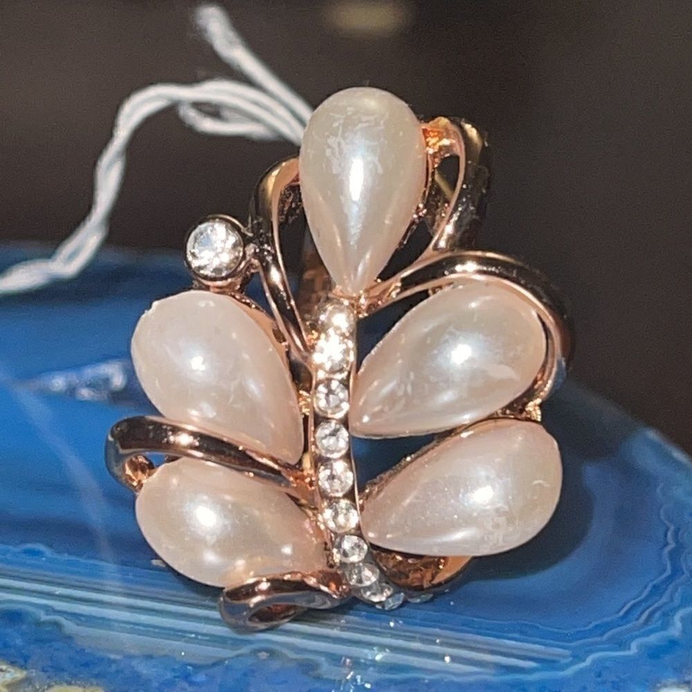 NWT rose gold pearl crystal ring size 6